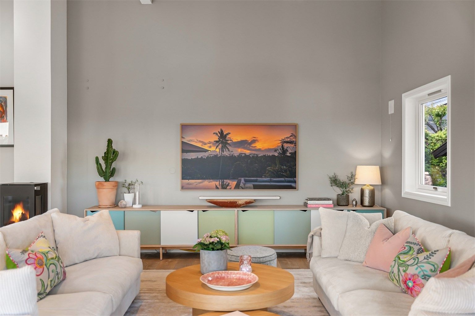 Gjennomgående malte flater og downlights i deler av himlingen.