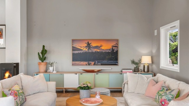 Gjennomgående malte flater og downlights i deler av himlingen.