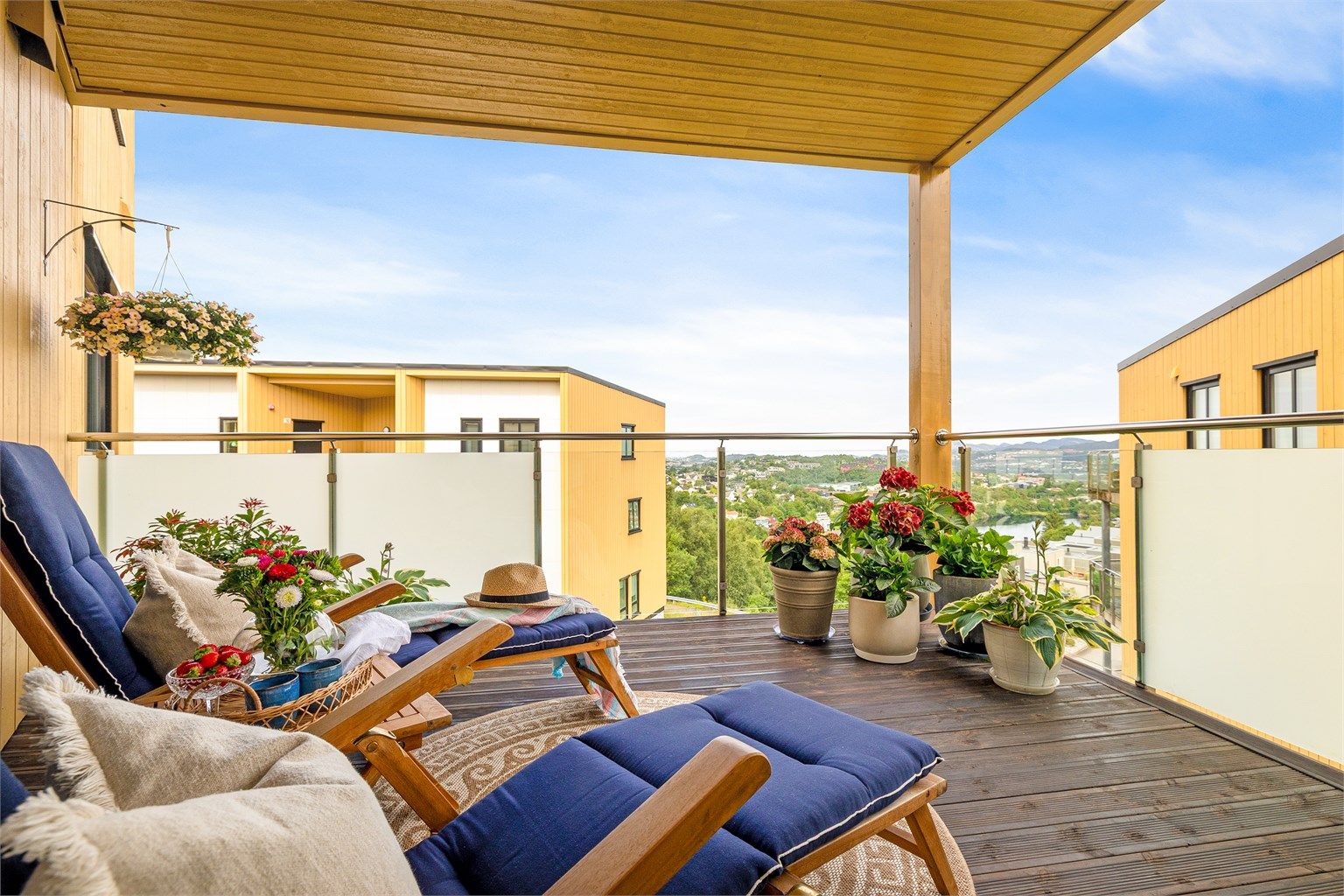 Her får du terrasse mot sør og nordvestvendt altan på 12,5 m². Smart kombinasjon med frostet glass for å skjerme innsyn og klart glass for å få frem utsikten.