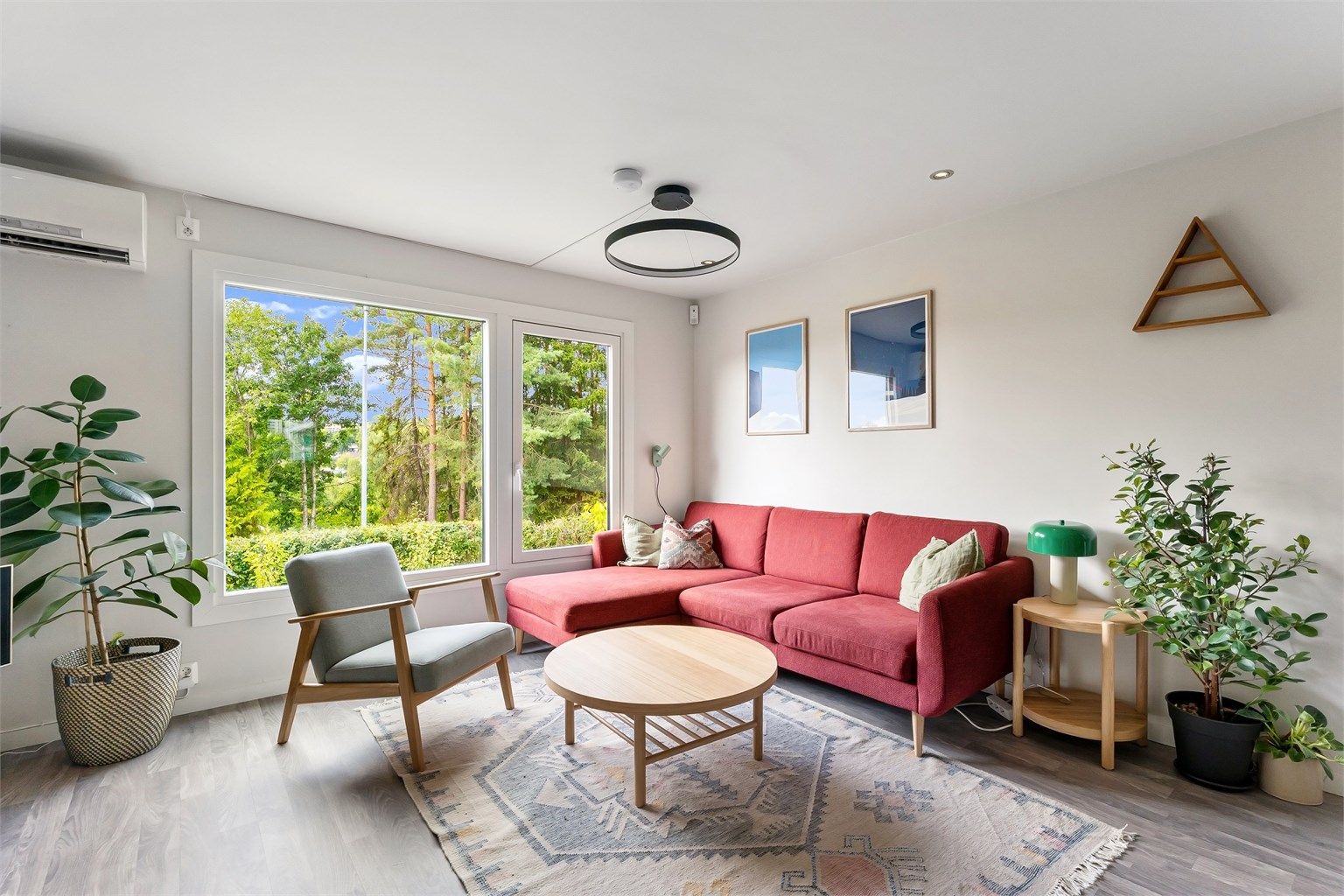 Store vindusflater fra 2023 slipper inn rikelig med dagslys.
Foto: Zovenfra AS