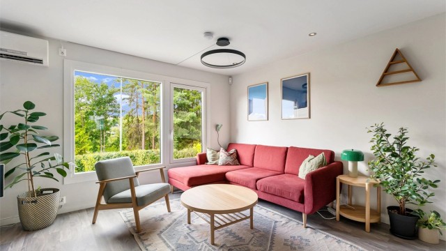 Store vindusflater fra 2023 slipper inn rikelig med dagslys.
Foto: Zovenfra AS