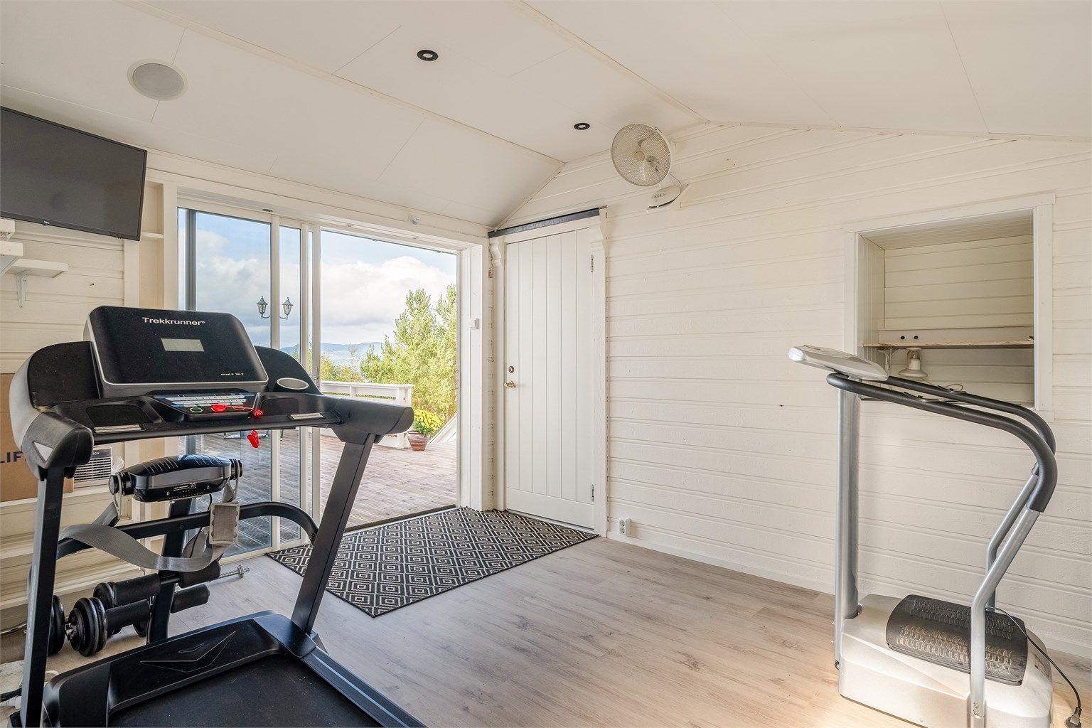 Bod på 12 kvm benyttet som treningsrom i forbindelse med verandaen.