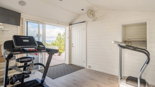 Bod på 12 kvm benyttet som treningsrom i forbindelse med verandaen.