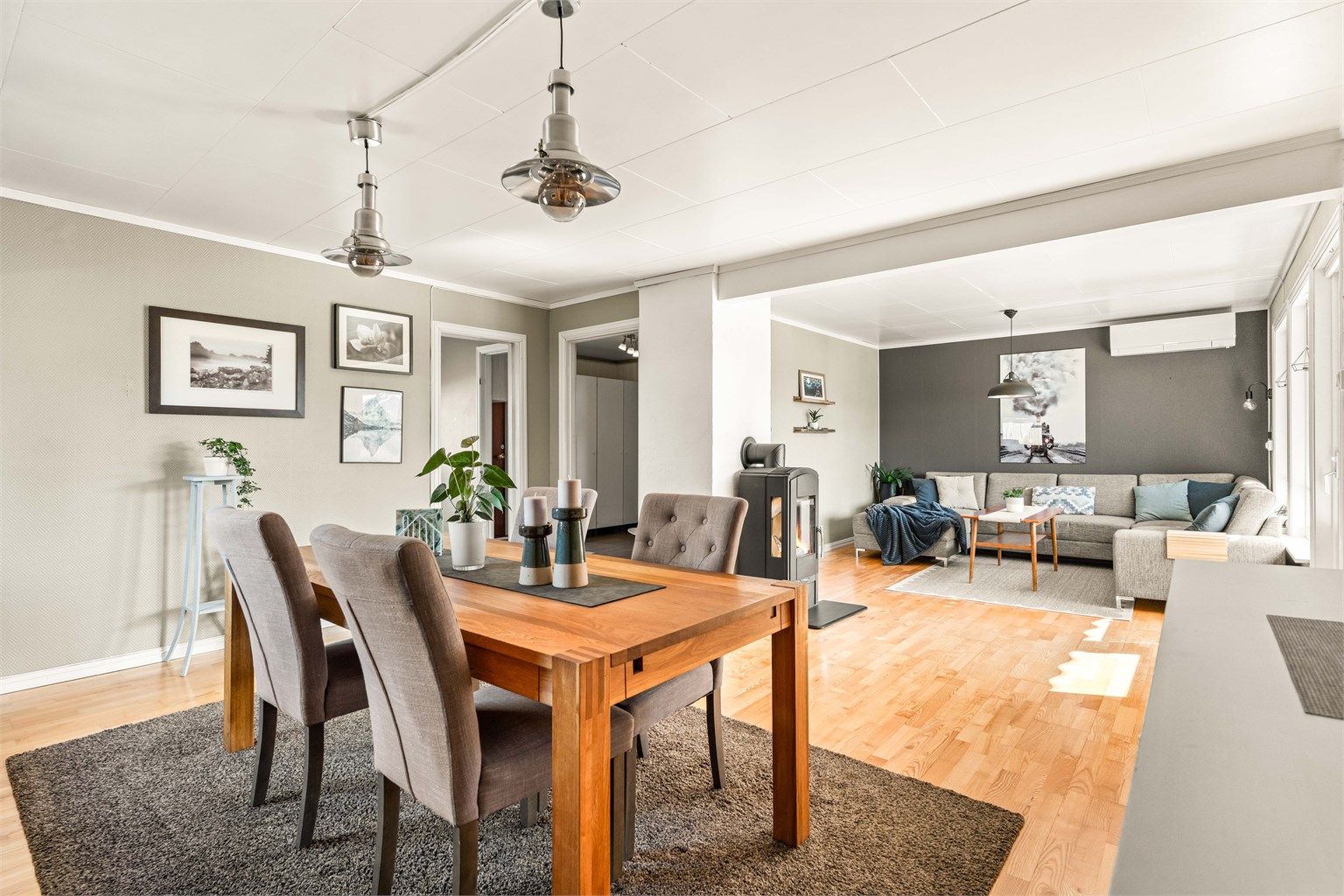 Stuen og spisestuen danner en romslig og åpen sone med plass til både sofagruppe og langbord.