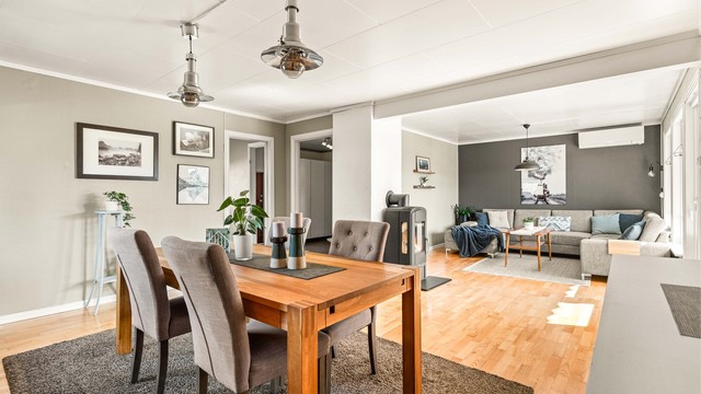 Stuen og spisestuen danner en romslig og åpen sone med plass til både sofagruppe og langbord.