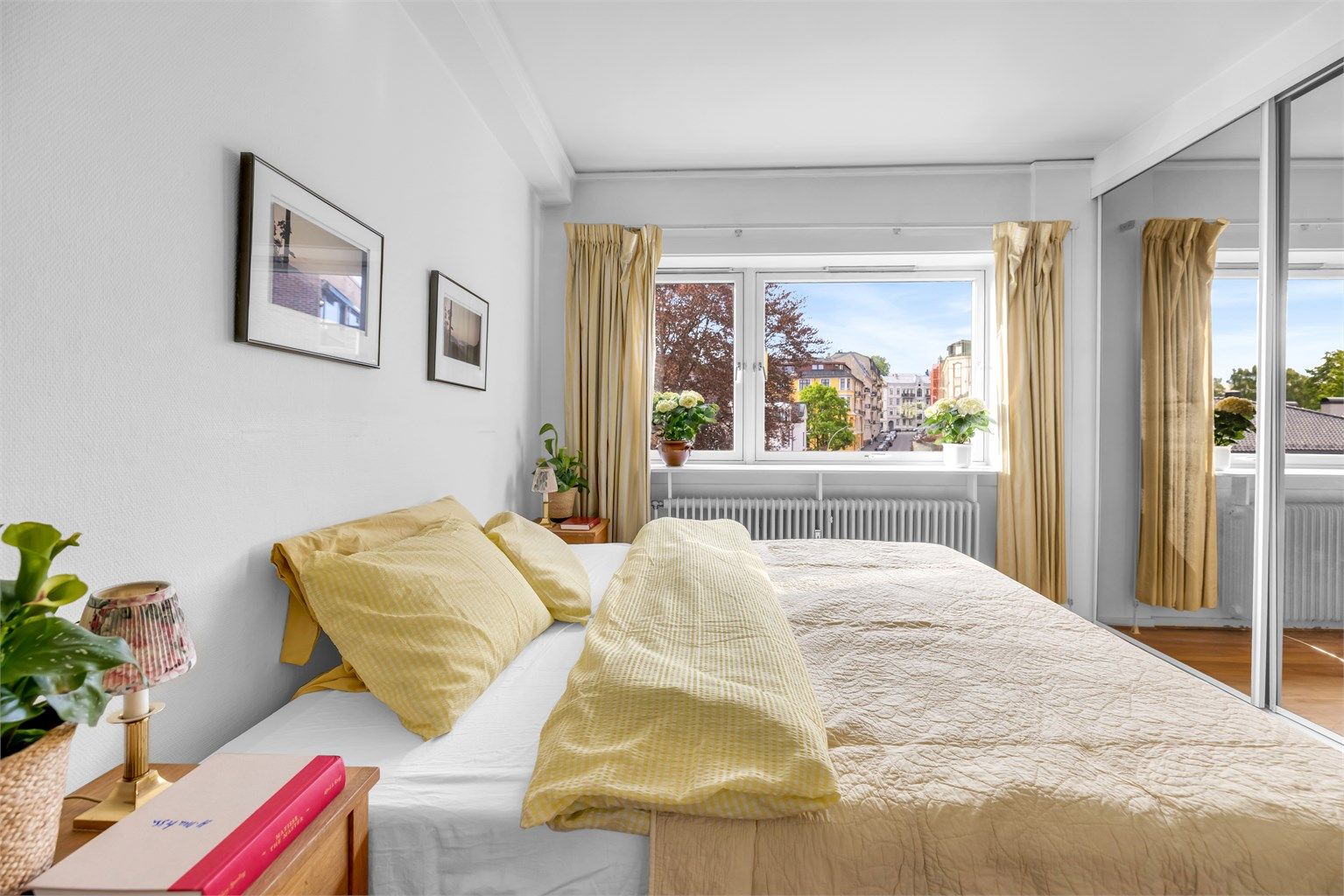 Det er montert skyvedørsgarderobe med speilfronter på et av soverommene. 