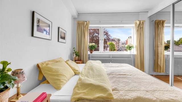 Det er montert skyvedørsgarderobe med speilfronter på et av soverommene.