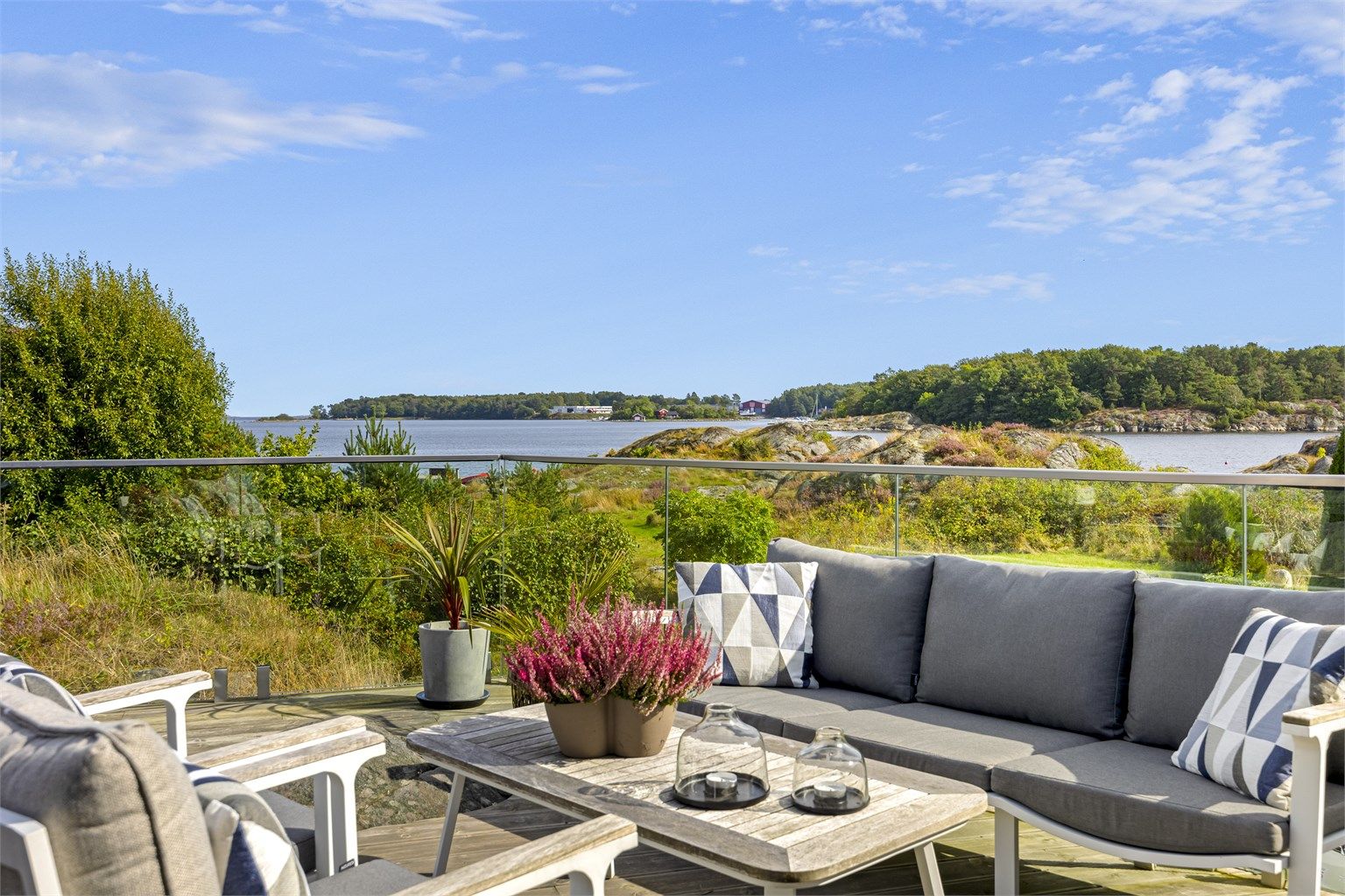 Fantastisk utsikt til sjøen fra ny terrasse på hele 124m² med glassrekkverk og gode solforhold.