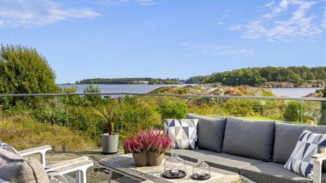 Fantastisk utsikt til sjøen fra ny terrasse på hele 124m² med glassrekkverk og gode solforhold.