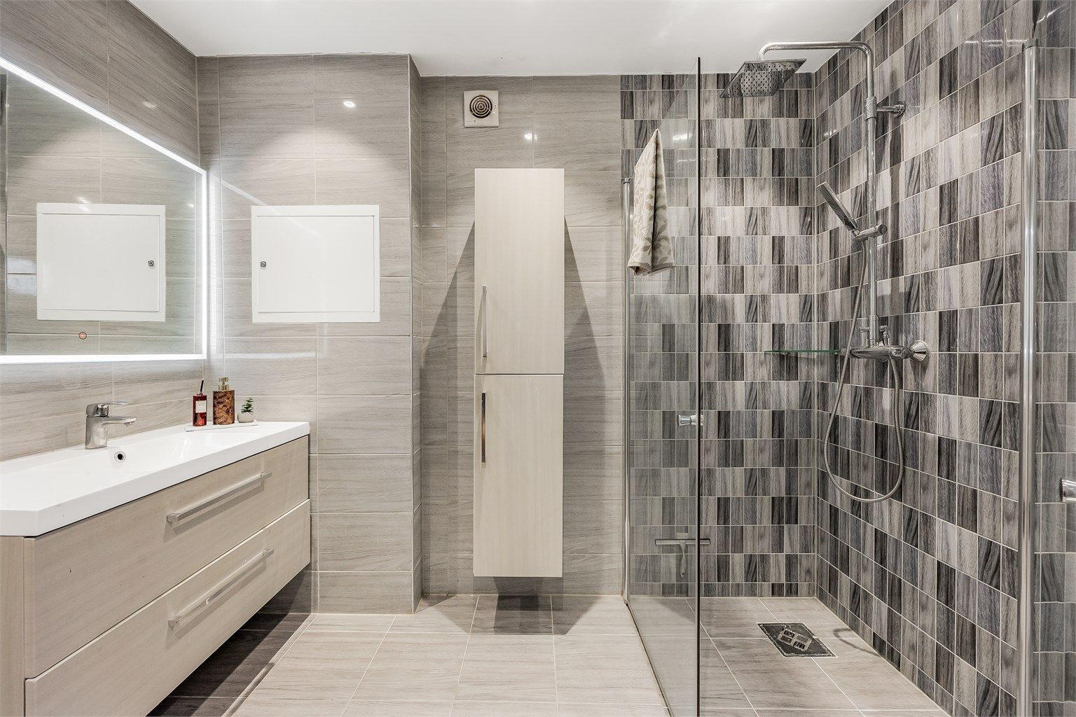 Fordelerskap for rør-i-rør systemet er plassert på badet.