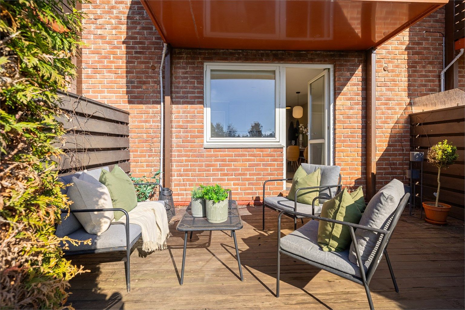 Med 15 m² er det rikelig med plass for både en sittegruppe og annen møblering.