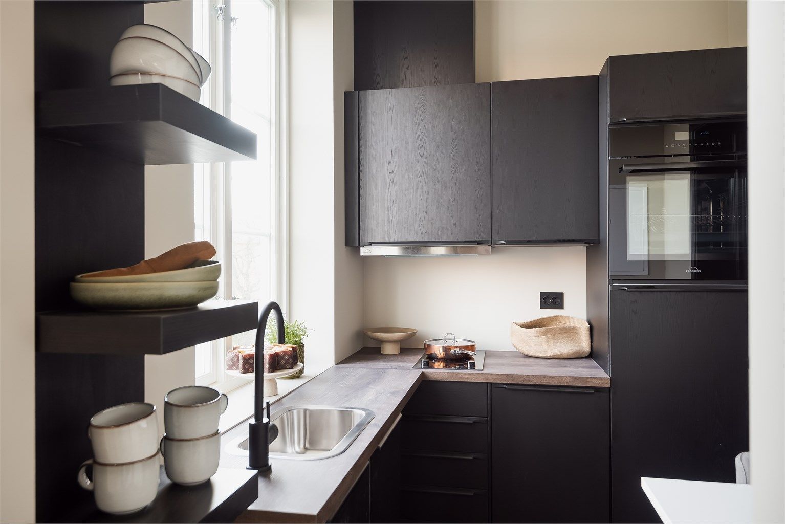 Leiligheten befinner seg i byggets andre etasje og er innredet med entré/kjøkken, oppholdsrom og baderom. Her får man virkelig følelsen av at man har flyttet inn i en nydelig hotellsuite.