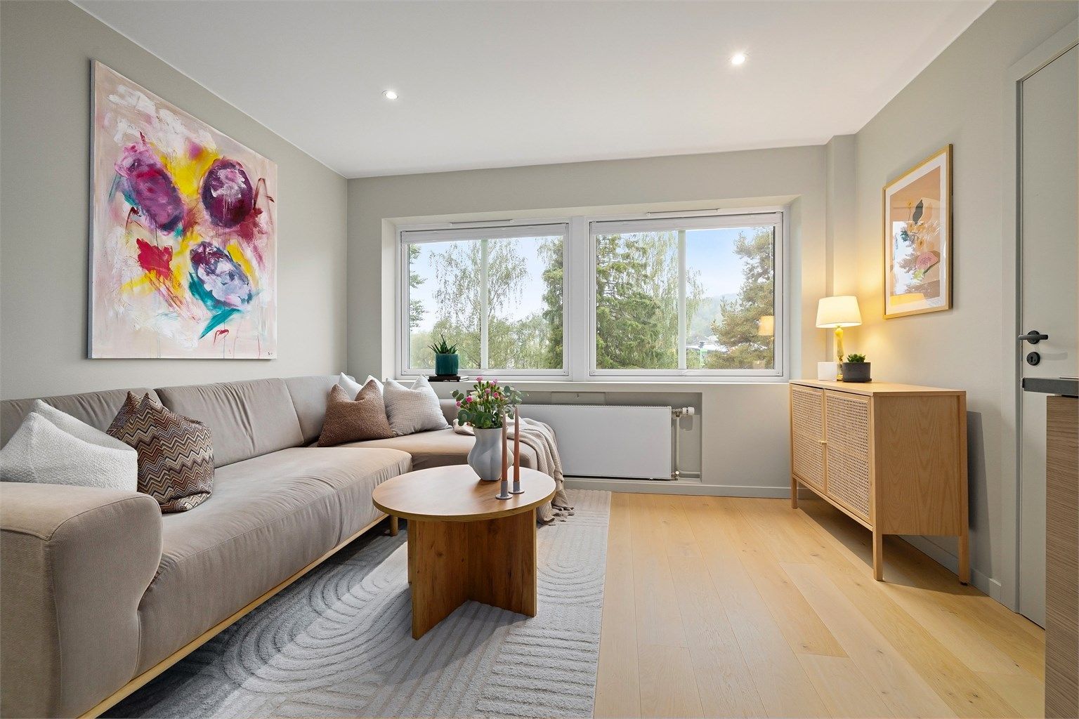 Flott og romslig 2-roms leilighet i byggets 1. etasje med en lys og helhetlig planløsning