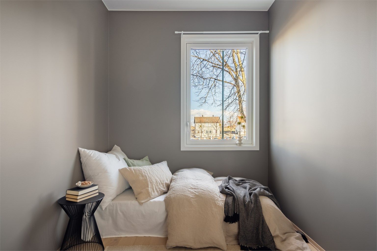 Soverommene vender mot de sidene av bygget som ikke er direkte eksponert for ettermiddags- eller kveldssolen.