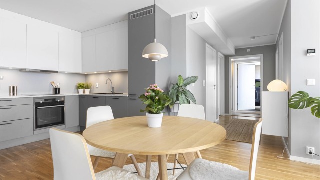 Kjøkkeninnredning fra HTH med slette fronter og benkeplate i laminat.
