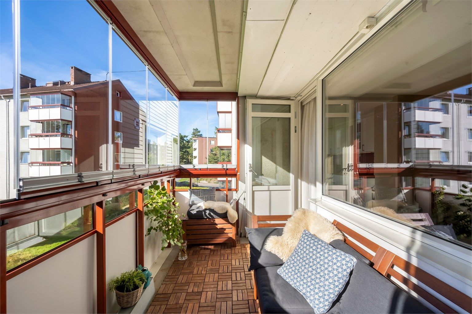 Den vestvendte balkongen på 8 m² gir en fin forlengelse av oppholdsrommet med plass til sittegruppe.