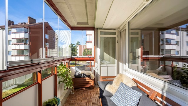 Den vestvendte balkongen på 8 m² gir en fin forlengelse av oppholdsrommet med plass til sittegruppe.