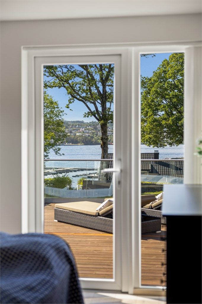 Arkitekten har UTNYTTET UTSIKTEN for alt den er verdt gjennom store åpne vindusflater i stua og soverom.