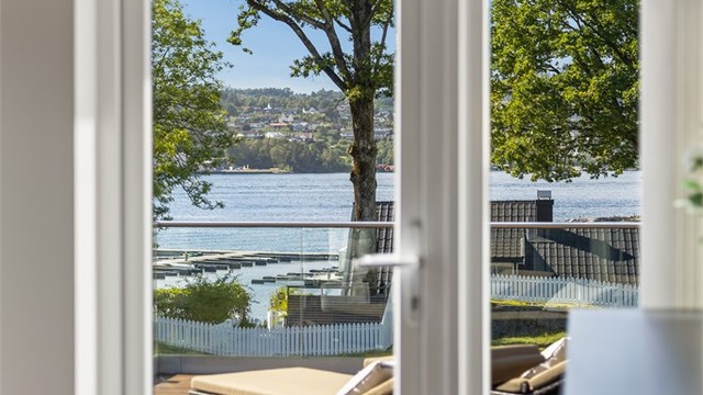 Arkitekten har UTNYTTET UTSIKTEN for alt den er verdt gjennom store åpne vindusflater i stua og soverom.