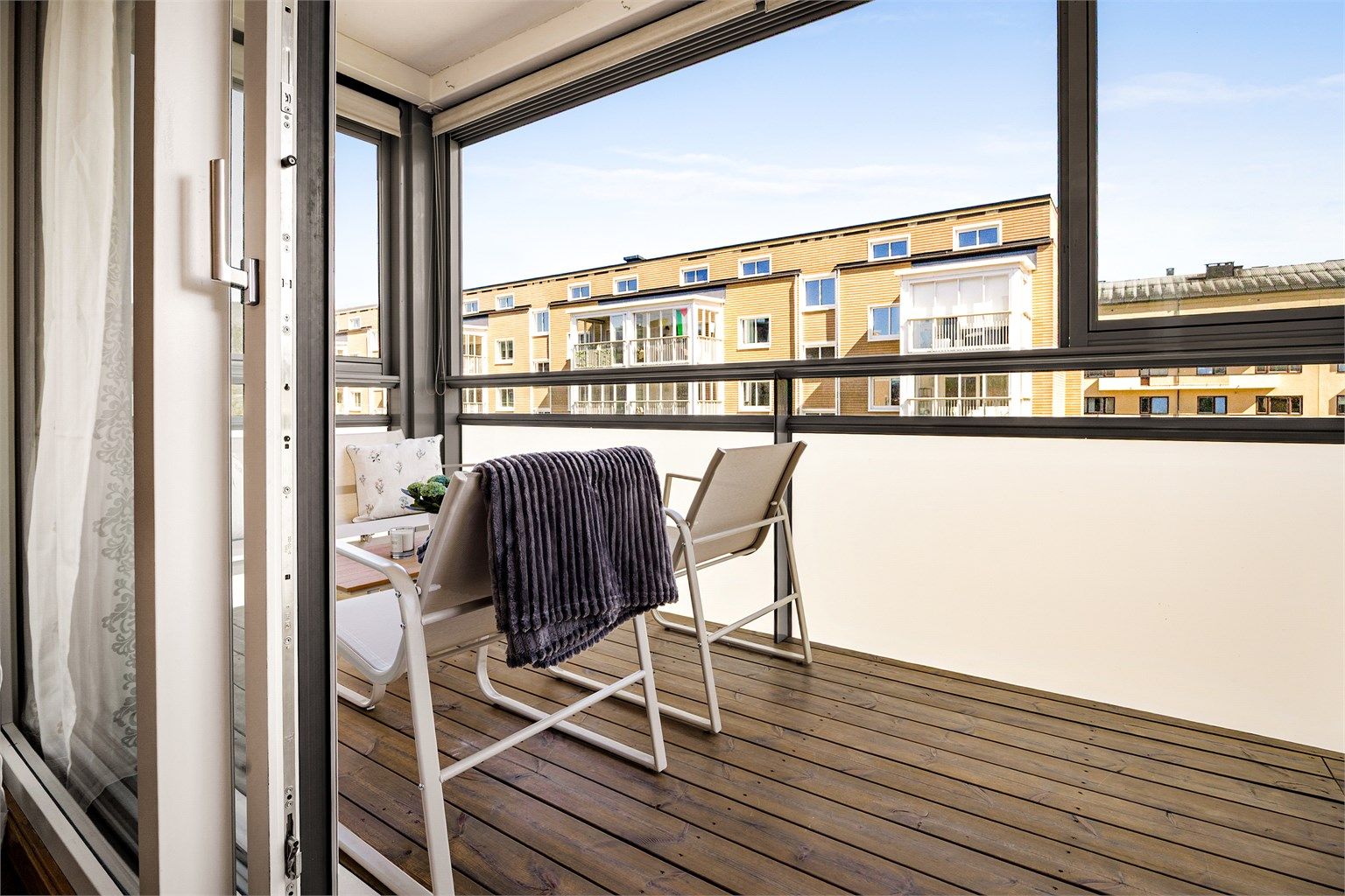 Balkongen fungerer som et ekstra rom store deler av året. 