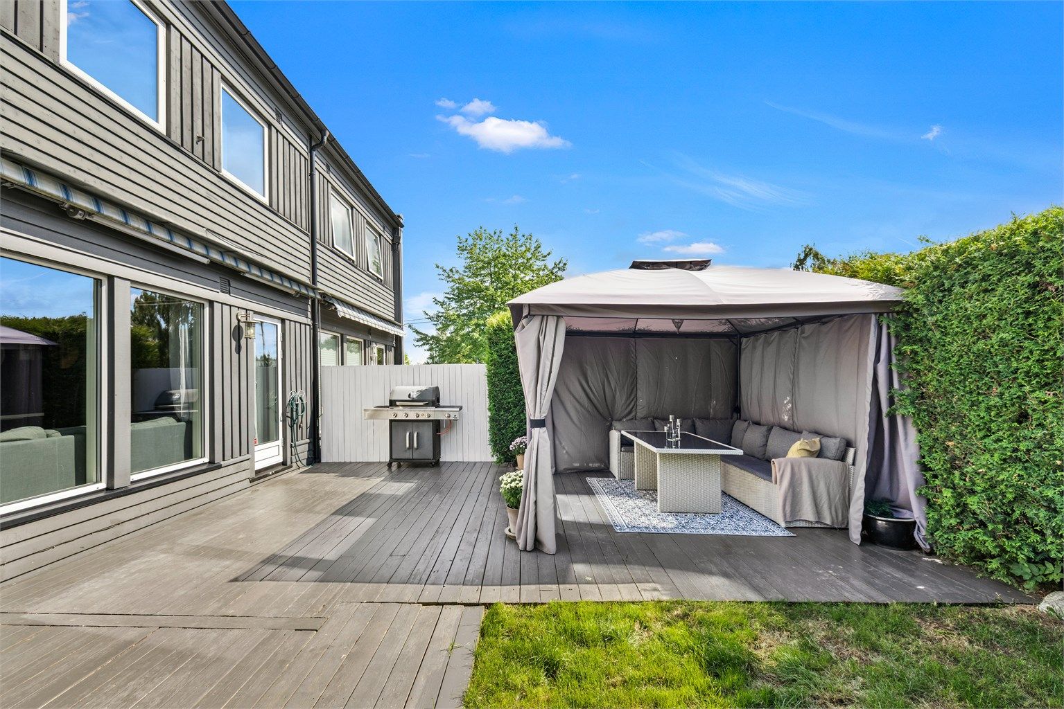 Her er det god plass til både grill og flere sittegrupper.
