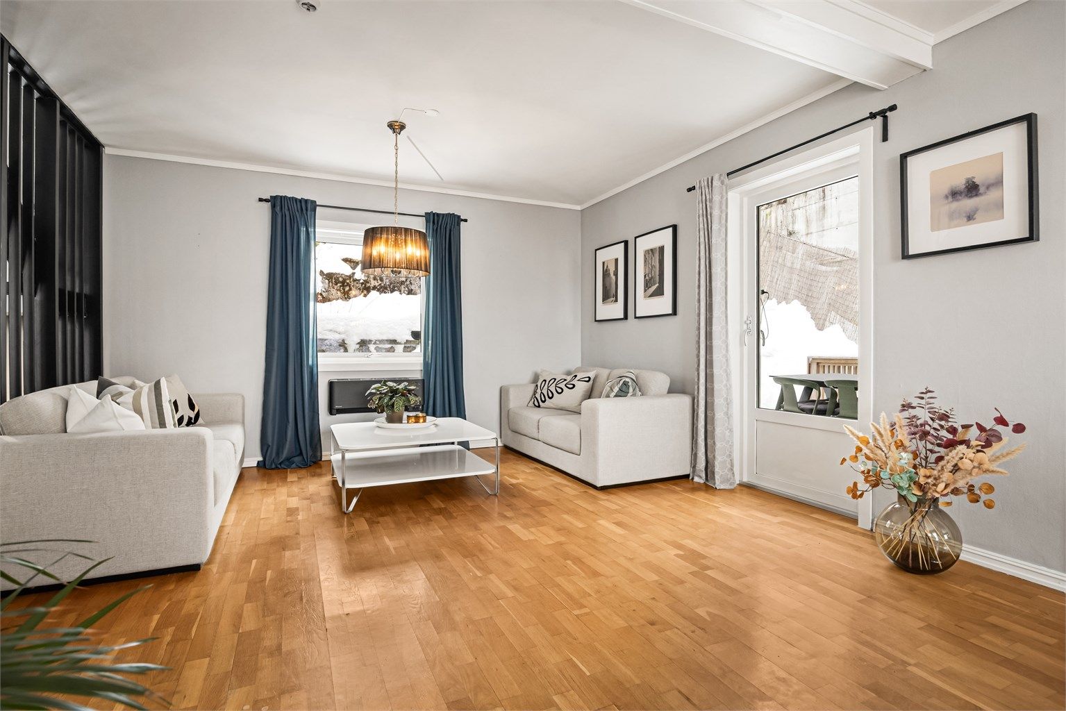 Stue med utgang til terrasse