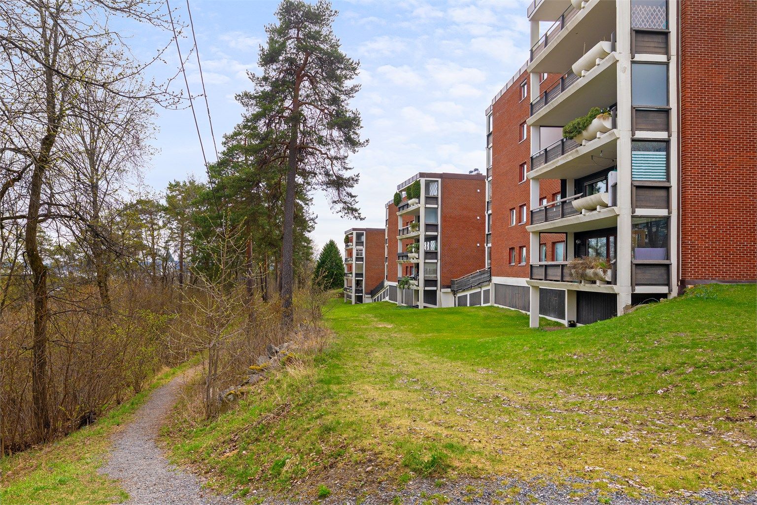 Fra eiendommen er det kort vei til turstier og rekreasjonsområder i skog og mark.