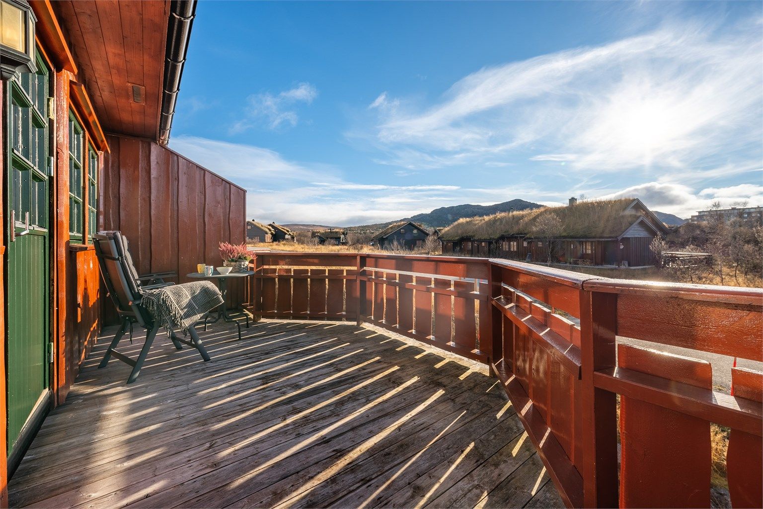 Solrik veranda med utsikt mot Hartevassnuten midt i bildet.