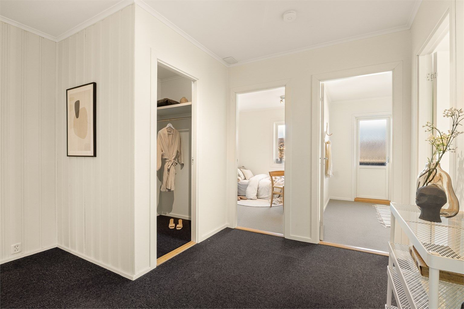 Her er også en praktisk klesbod. Alle gulvflatene er belagt med heldekkende tepper som gir et helhetlig og lunt inntrykk.