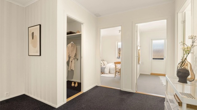 Her er også en praktisk klesbod. Alle gulvflatene er belagt med heldekkende tepper som gir et helhetlig og lunt inntrykk.