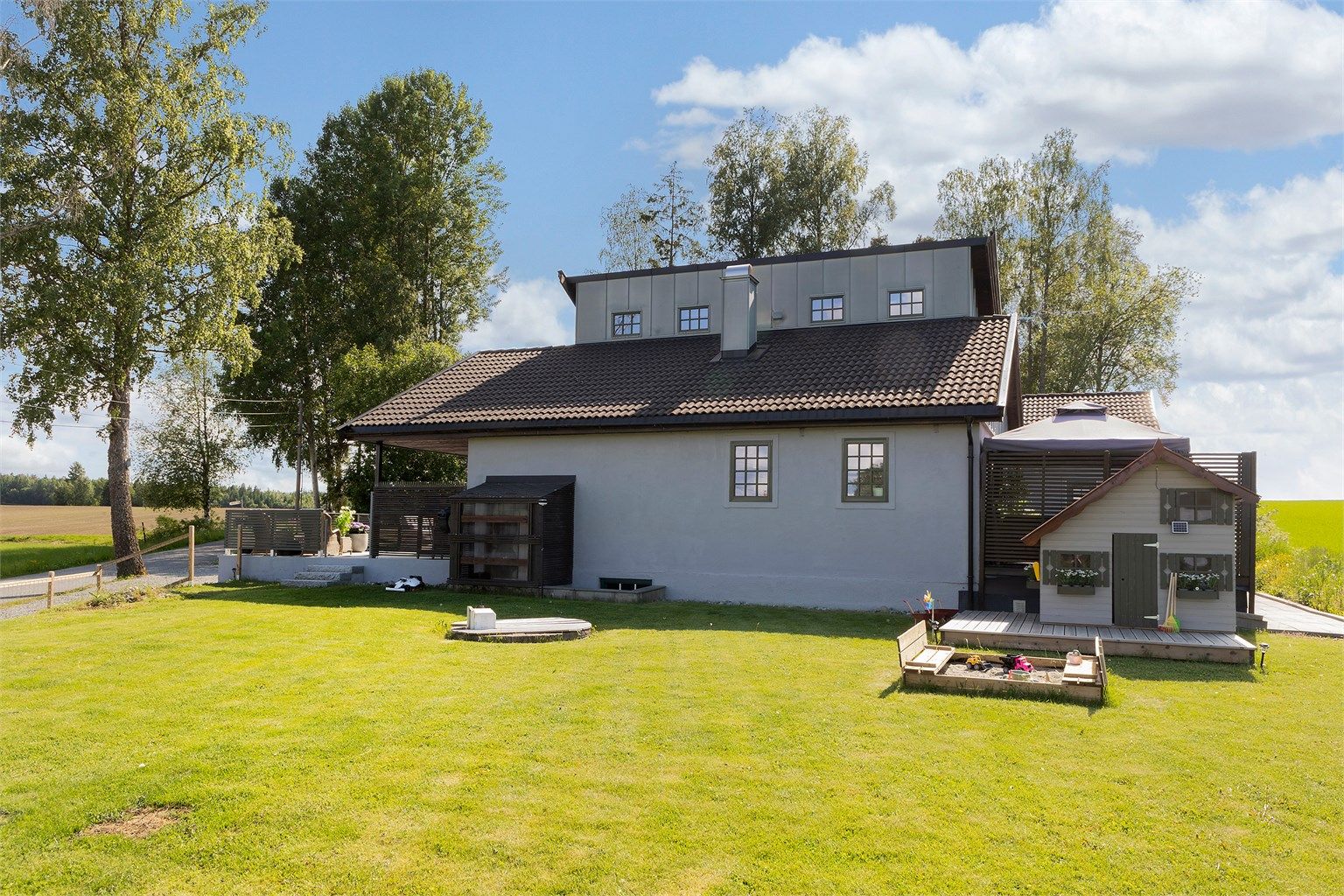 Stor gressplen med god plass for lek og aktiviteter. I hagen finnes både eple- og plommetre.
