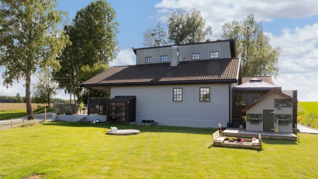 Stor gressplen med god plass for lek og aktiviteter. I hagen finnes både eple- og plommetre.