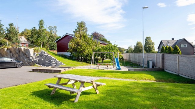 Felles lekeplass på sameiets tomt.