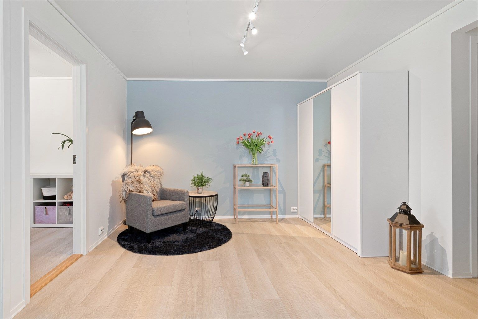 Den romslige hallen kan møbleres som en ekstra liten stue eller et lekeareal for barna.