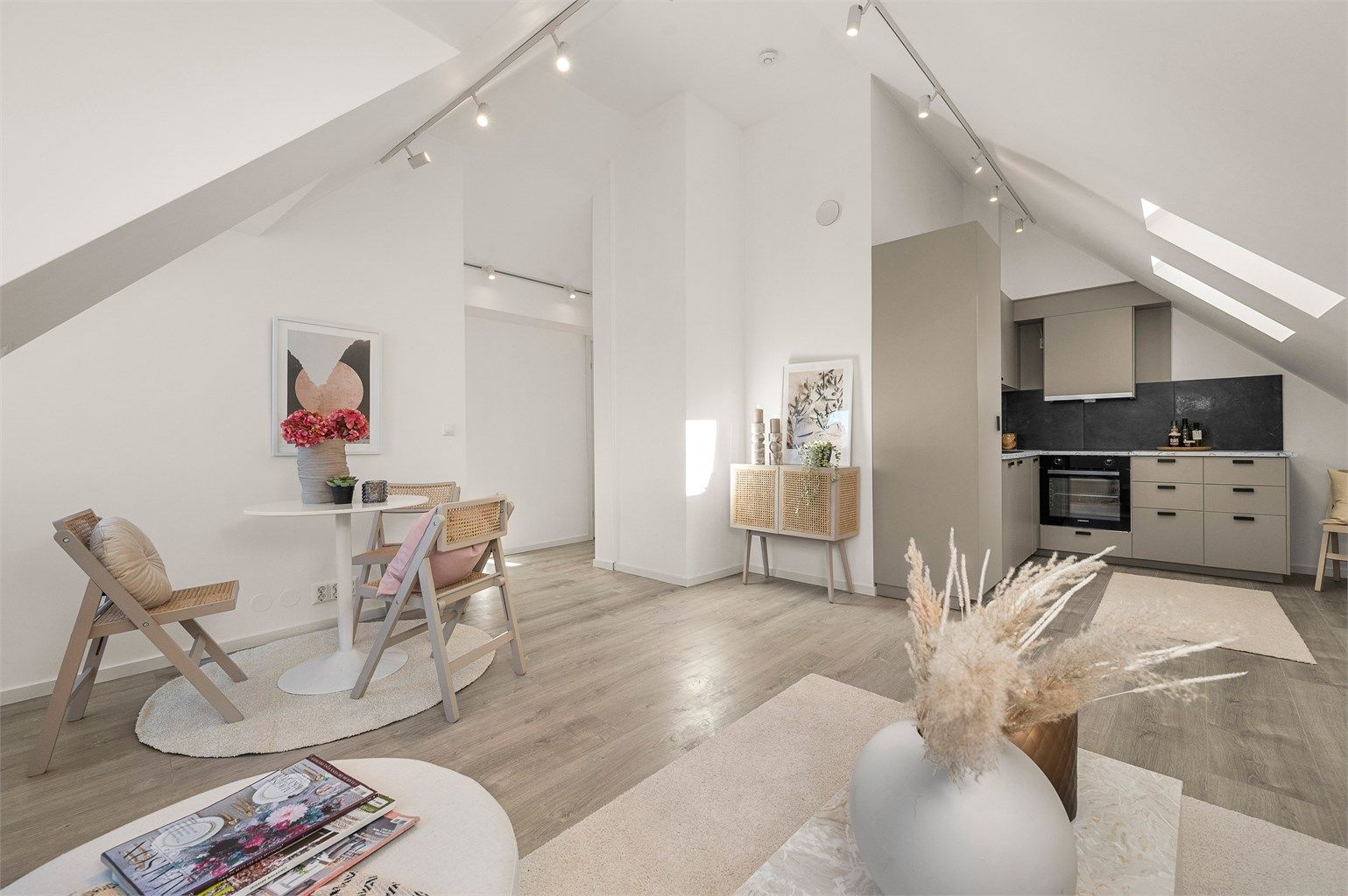 Kjøkkenet har rikelig med skap- og benkeplass å boltre seg på! Stue- og kjøkkenarealet måler til sammen romslige 27,4 kvm og har god plass til både sofagrupper med tilhørende TV-møblement og spisegruppe. 