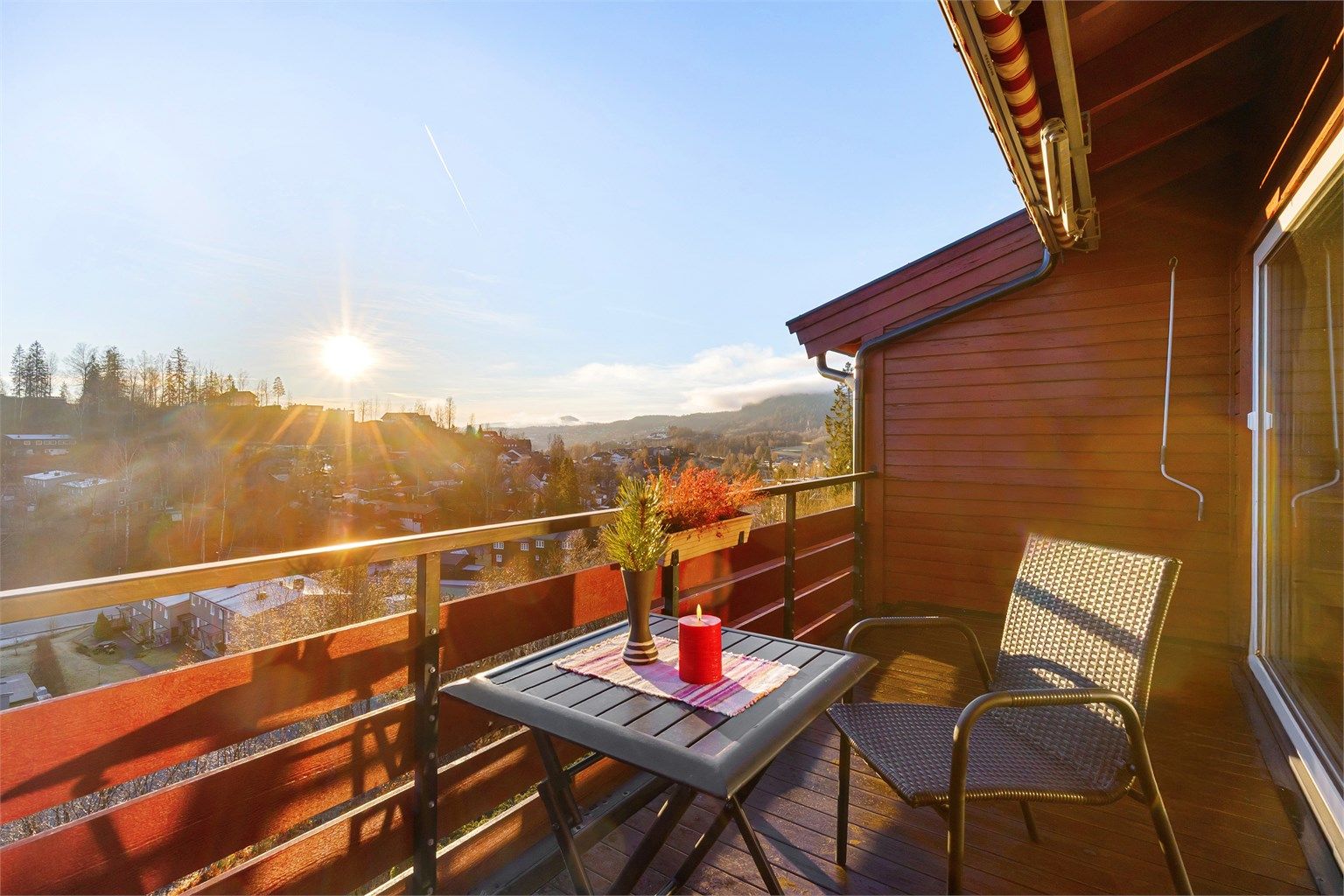 Velkommen til Reverudåsen 32B - en toppleilighet med 2 soverom og nydelig utsikt. Foto Zovenfra AS