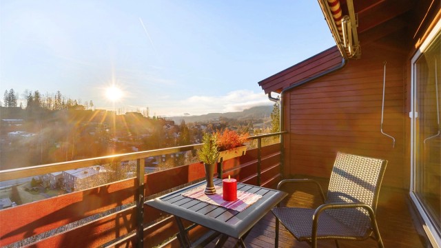 Velkommen til Reverudåsen 32B - en toppleilighet med 2 soverom og nydelig utsikt. Foto Zovenfra AS