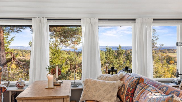 Vinduene bringer naturen utenfor inn i hytta