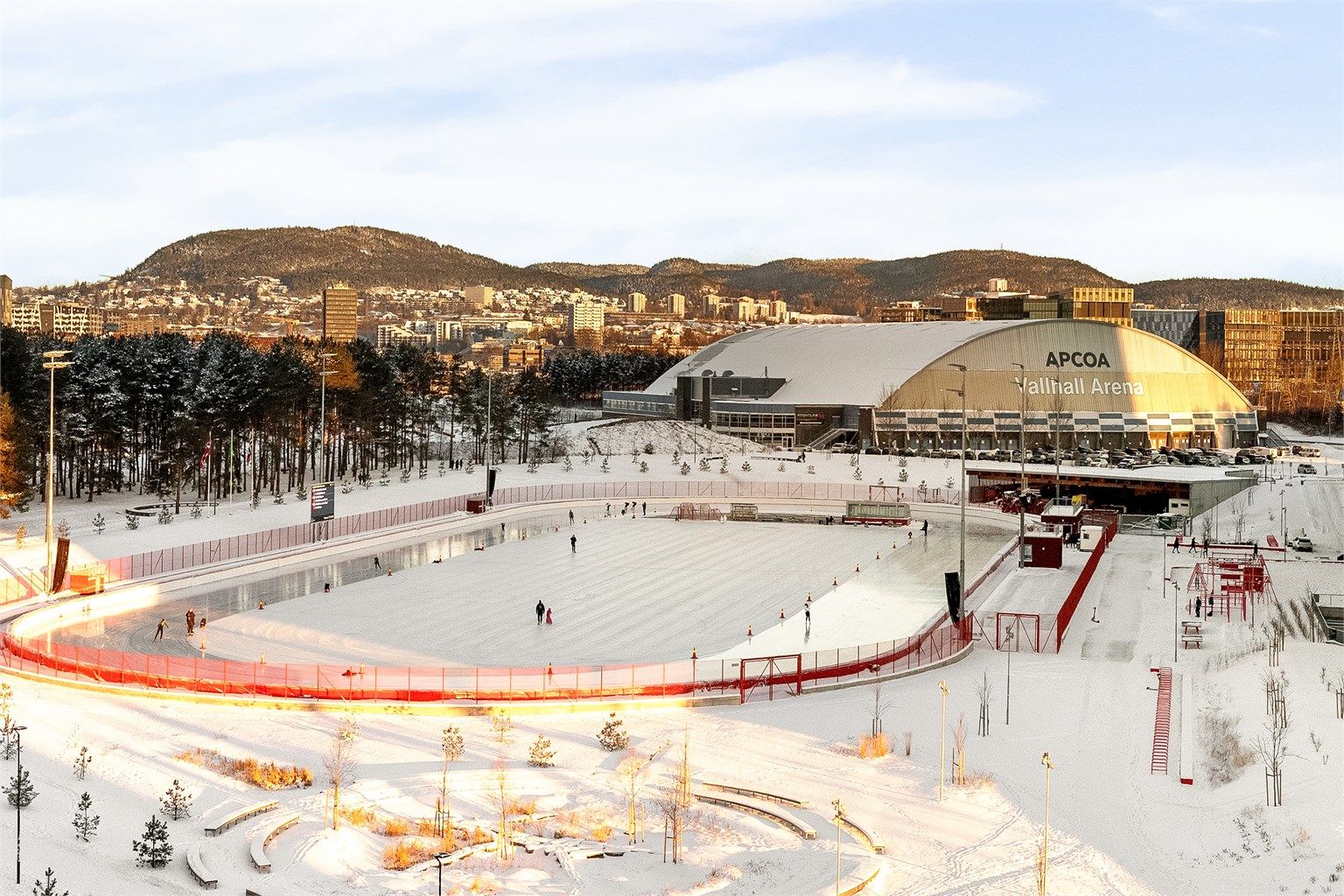 Valle Hovin byr på skøytebane om vinteren. Det preppes også skiløyper i området.