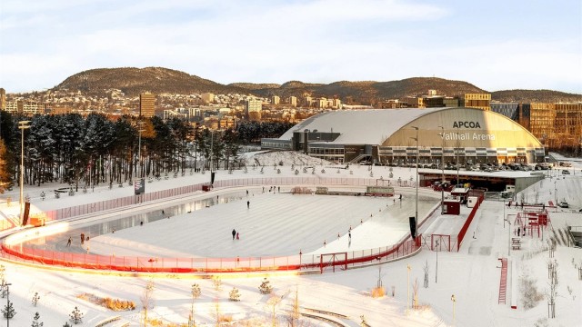 Valle Hovin byr på skøytebane om vinteren. Det preppes også skiløyper i området.