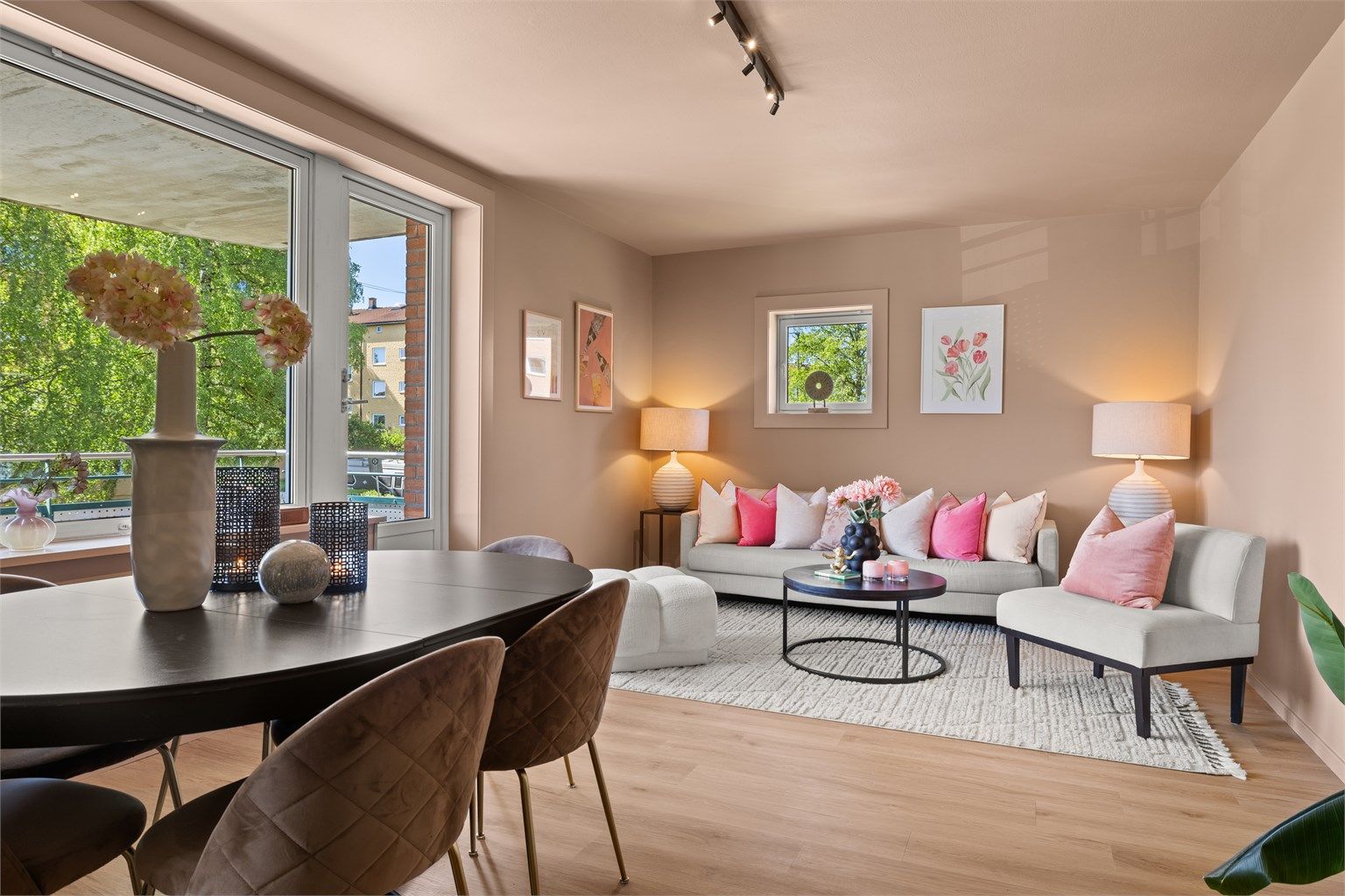 Fargevalg og de store vindusflatene understreker det luftige i rommet, og skaper et rom med høy trivselsfaktor. 