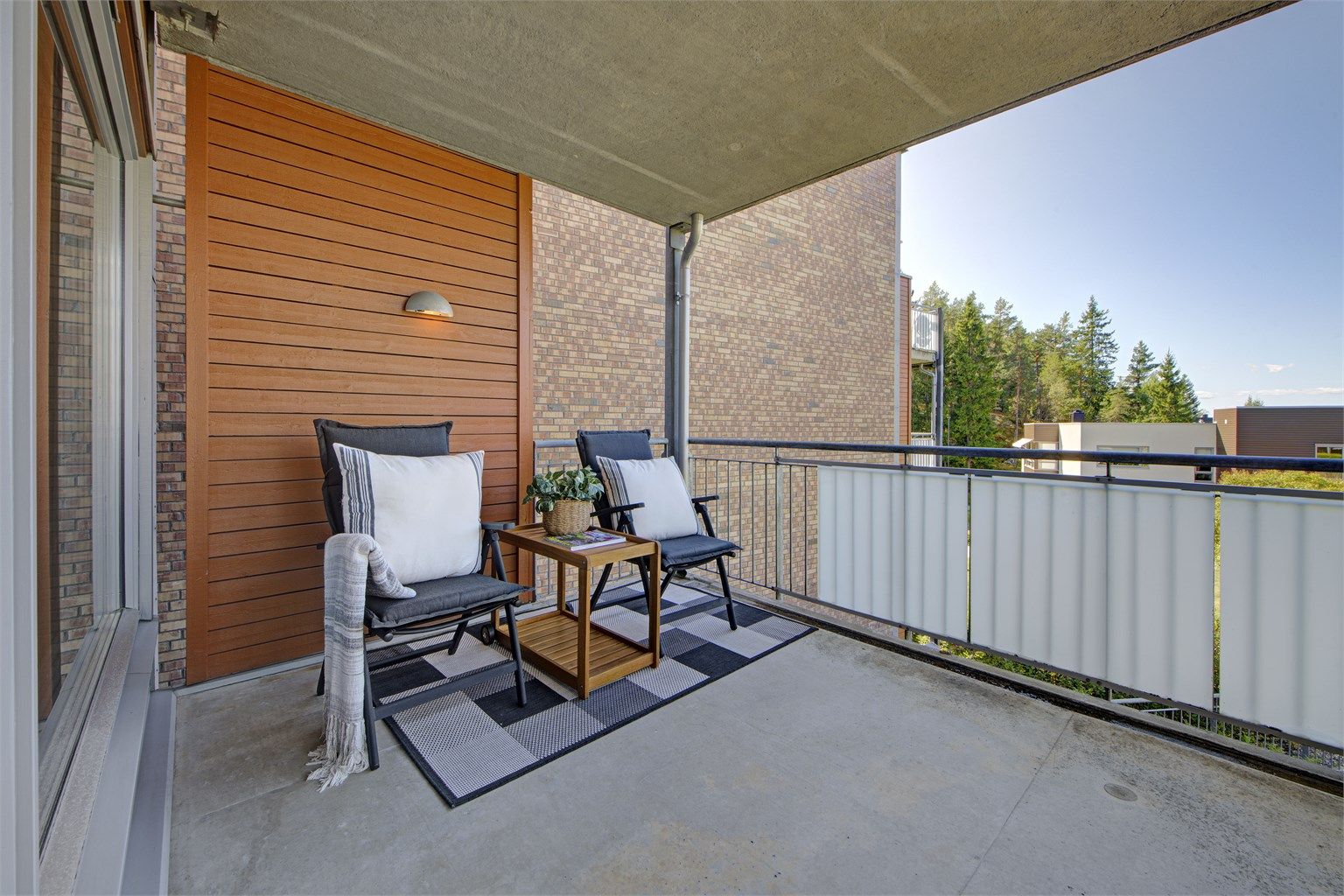 Balkong - overbygget balkong med god plass til grill, sittegruppe, m.m.