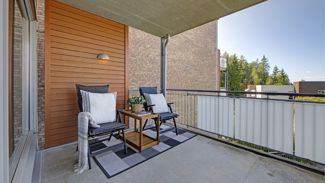 Balkong - overbygget balkong med god plass til grill, sittegruppe, m.m.