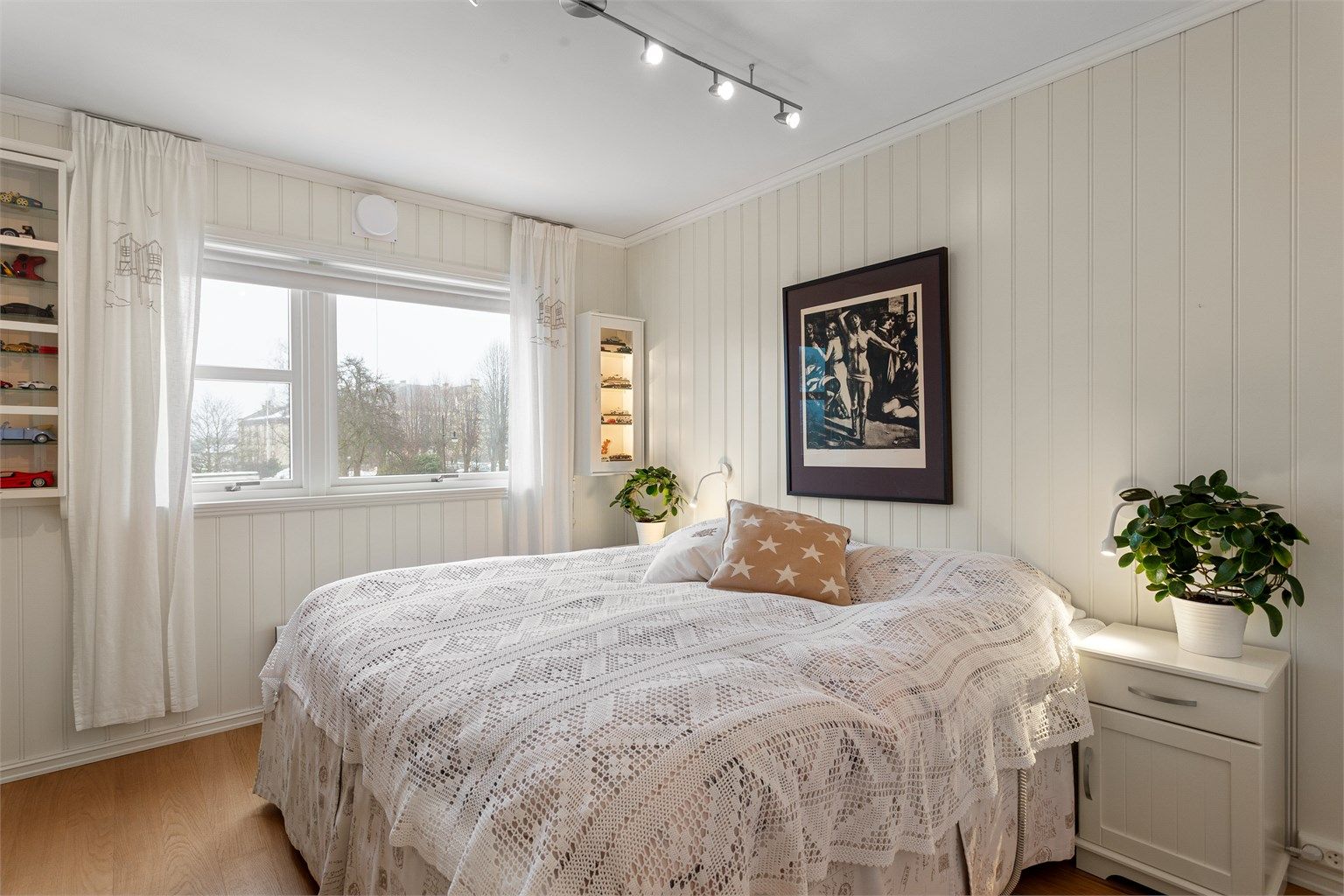 Hovedsoverommet er romslig og har plass til dobbeltseng samt tilhørende møblement.