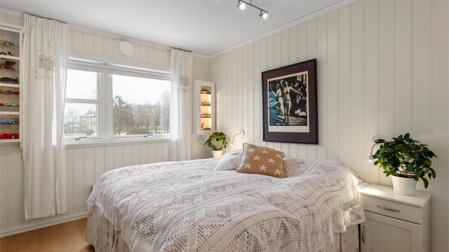 Hovedsoverommet er romslig og har plass til dobbeltseng samt tilhørende møblement.