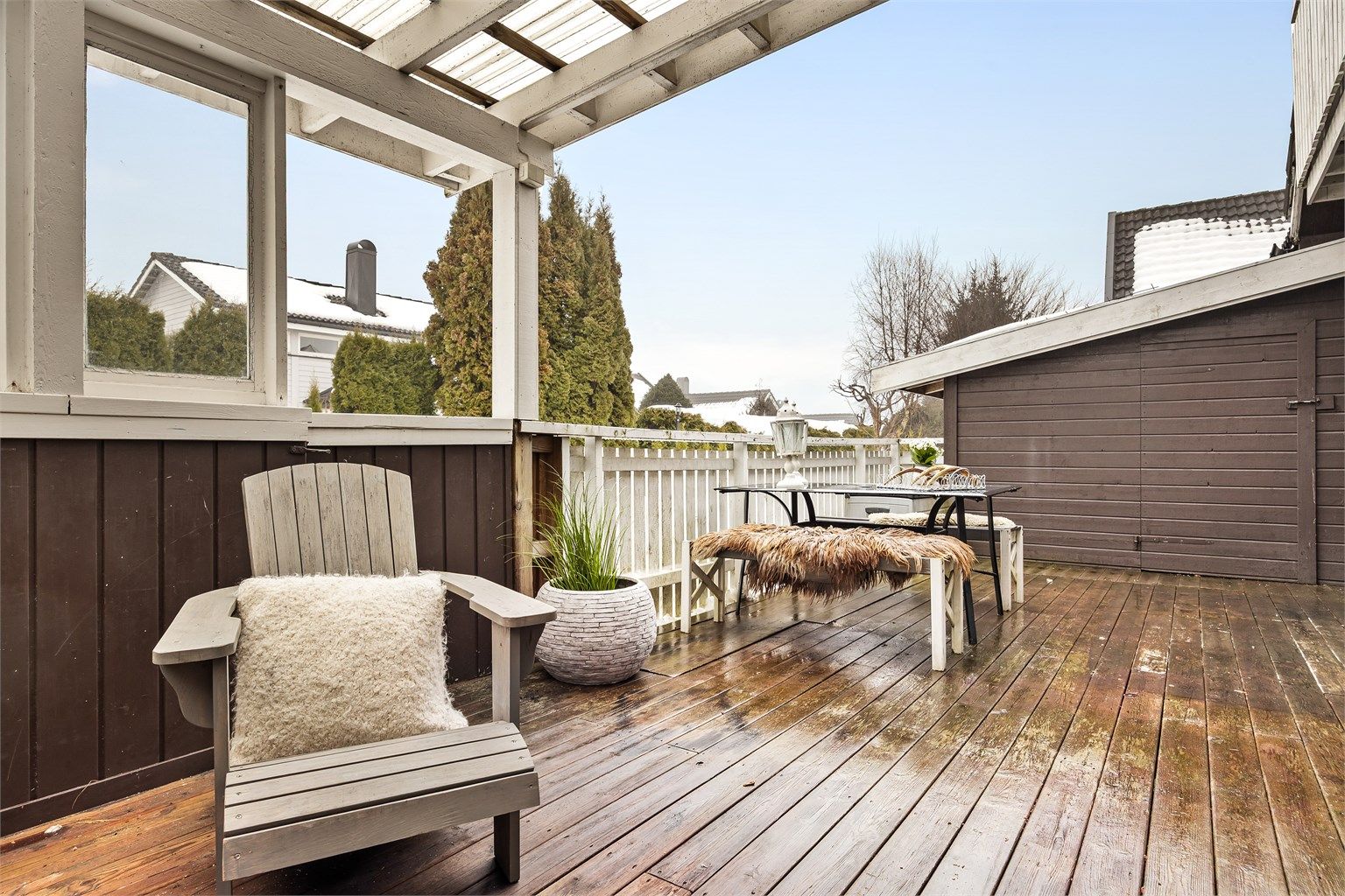 Videre er det tilgang til en utvendig bod på 5 kvm med god lagringsplass (ikke byggemeldt).