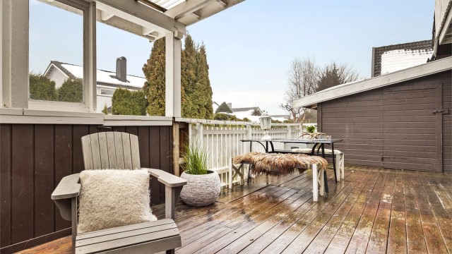 Videre er det tilgang til en utvendig bod på 5 kvm med god lagringsplass (ikke byggemeldt).