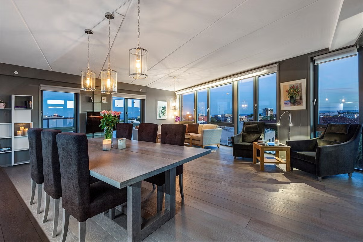 Boligen kan leies ut fullt møblert, men ikke møblementet som er avbildet i annonsen. De faktiske møblene er moderne og passer leiligheten utmerket. 