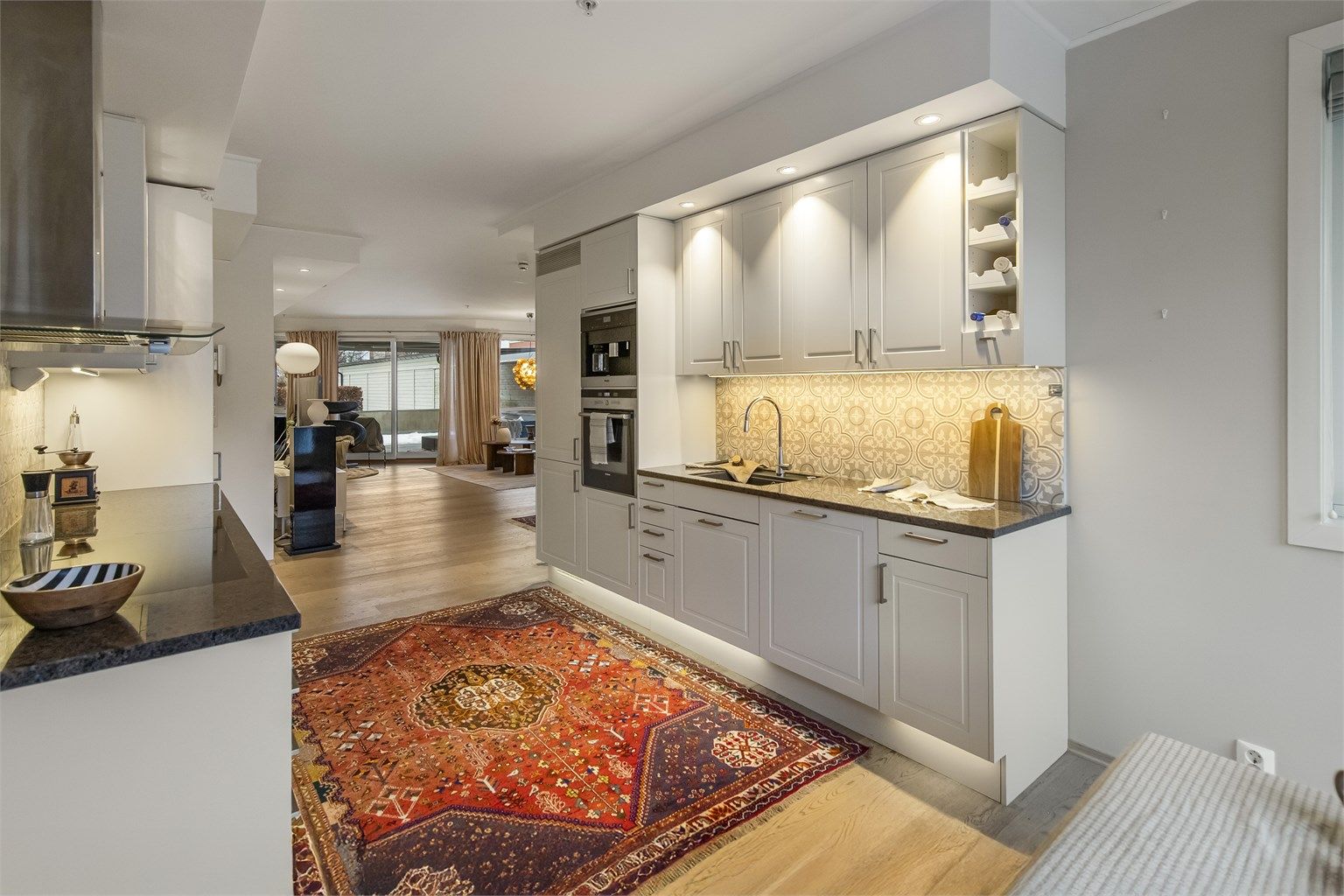 Smakfullt kjøkken med plass til kjøkkenbord og utgang til terrasse