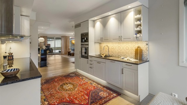 Smakfullt kjøkken med plass til kjøkkenbord og utgang til terrasse